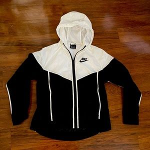 Nike Zip Up Running Jacket w/ Hood Excellent condition. Black &white Size M